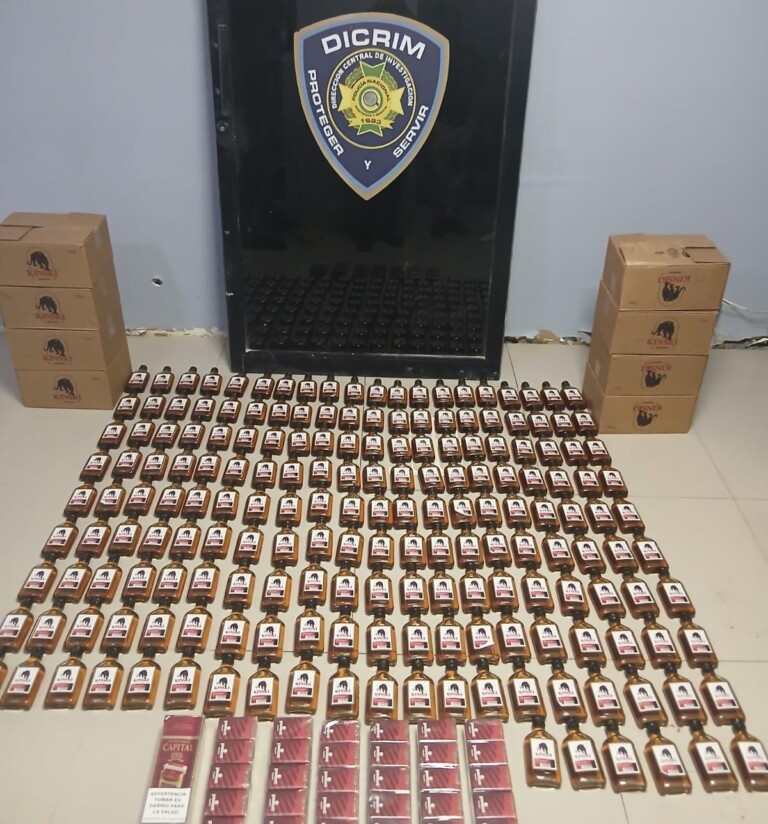 Policía ocupa 1,400 cigarrillos y 186 unidades de ron de contrabando en San Juan de la Maguana