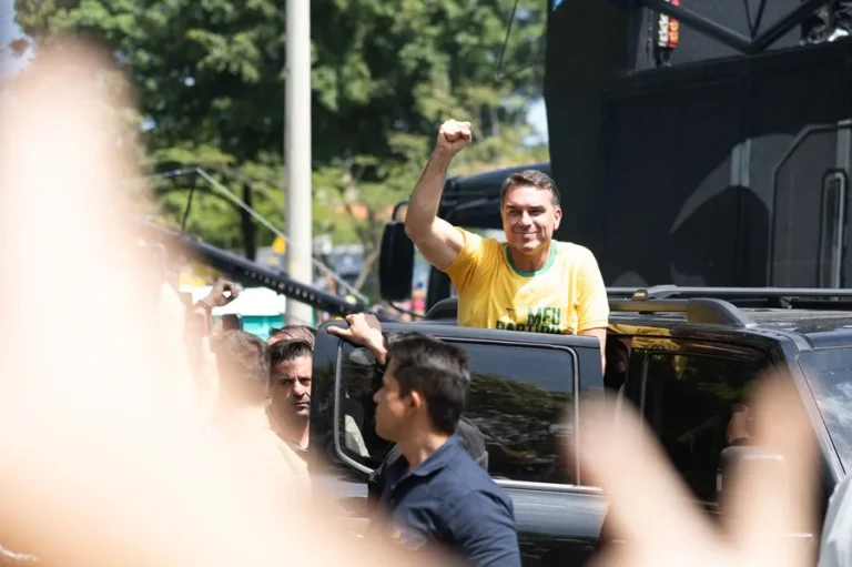 Flávio Bolsonaro vuelve a acercarse a Lula en un sondeo en la víspera de las elecciones en Brasil