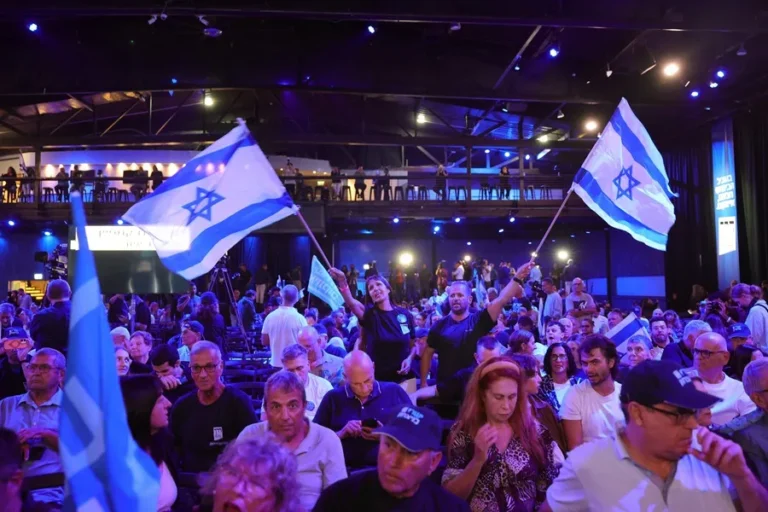 Israel vota entre el belicismo de Netanyahu o una coalición de centroderecha con militares
