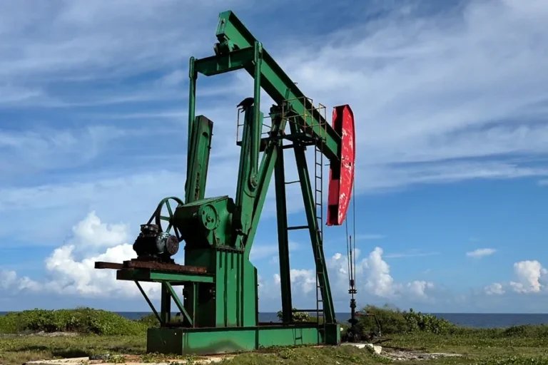 El brent sube un 3,14 %, hasta los 116,72 dólares, su máximo desde finales de abril