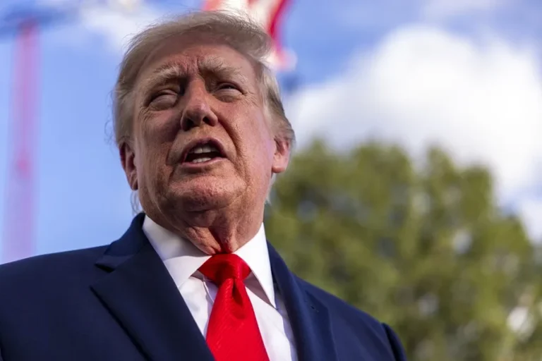 Trump habla con el príncipe heredero de Arabia Saudí y dice que los hutíes «están portándose muy mal»
