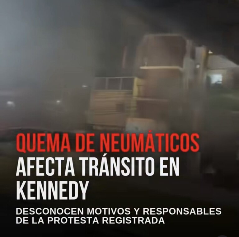 Quema de neumáticos genera tensión y afecta tránsito en la avenida John F. Kennedy.