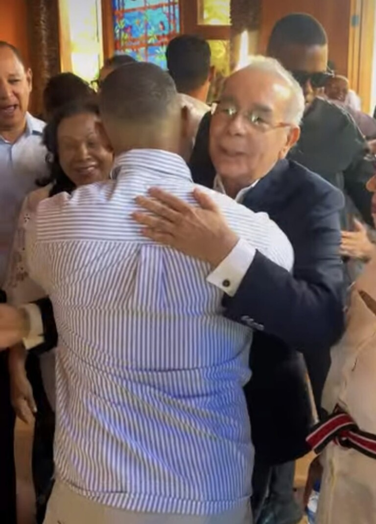 Danilo Medina juramenta nuevos miembros del PLD en La Vega previo a asamblea provincial
