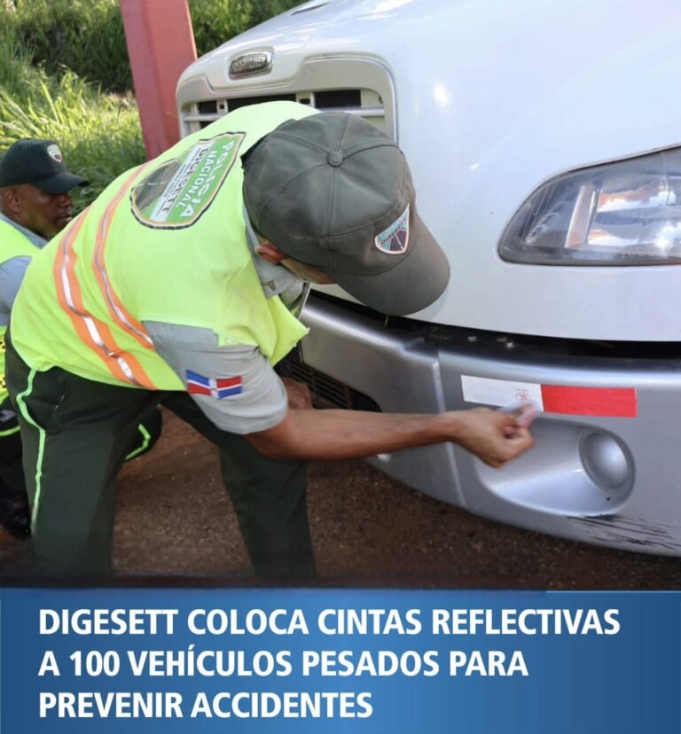DIGESETT instala cintas reflectivas en 100 vehículos pesados para prevenir accidentes en las carreteras