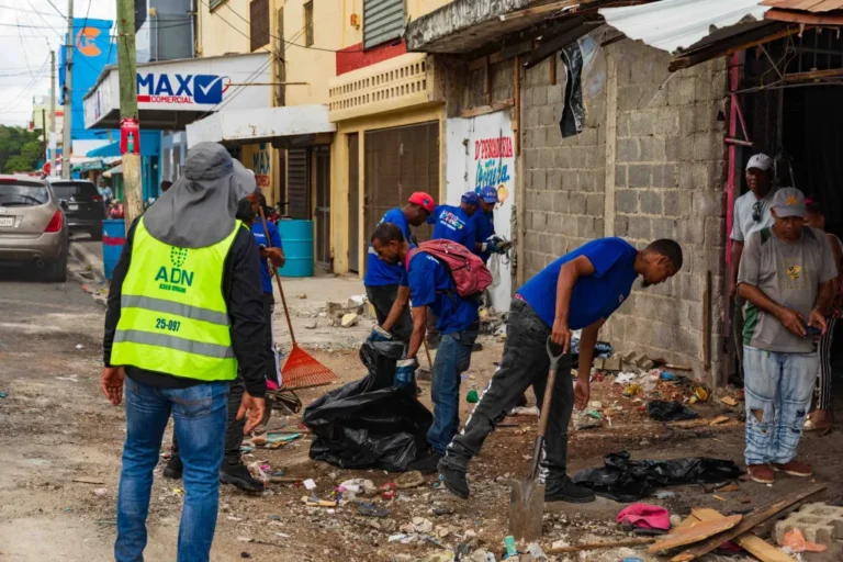 Alcaldía del DN elimina cuatro ocupaciones y recupera espacio peatonal en Villa Consuelo