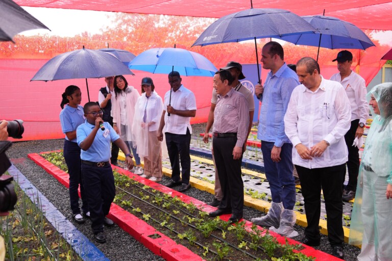 Director general de la FAO visita escuela modelo de Monte Plata que impulsa la alimentación sostenible