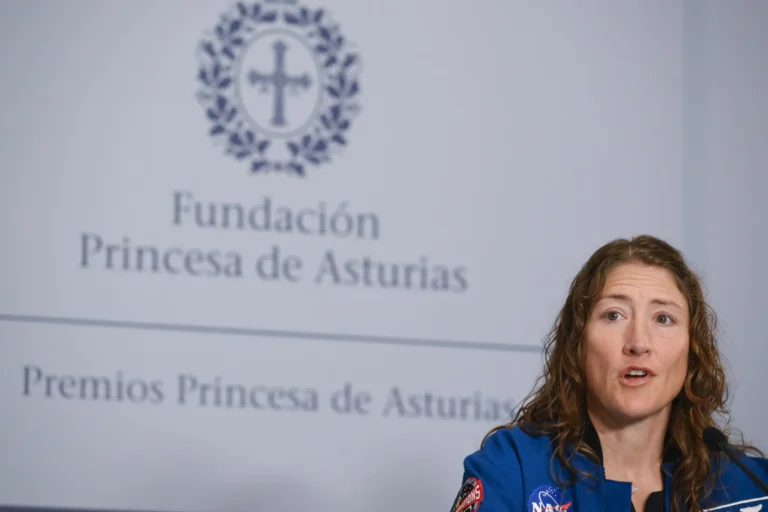 La astronauta Koch aboga por emplear la Luna para explorar la existencia de vida en el universo