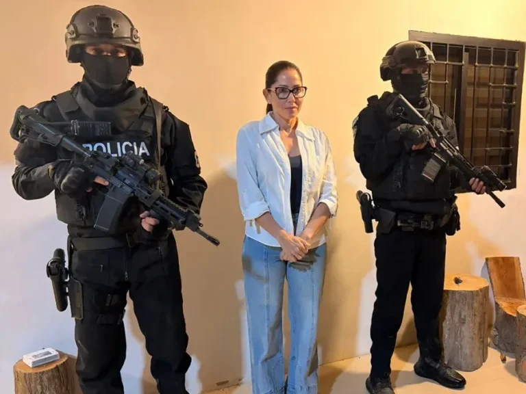 La excandidata presidencial opositora Luisa González ingresa a prisión preventiva en Ecuador