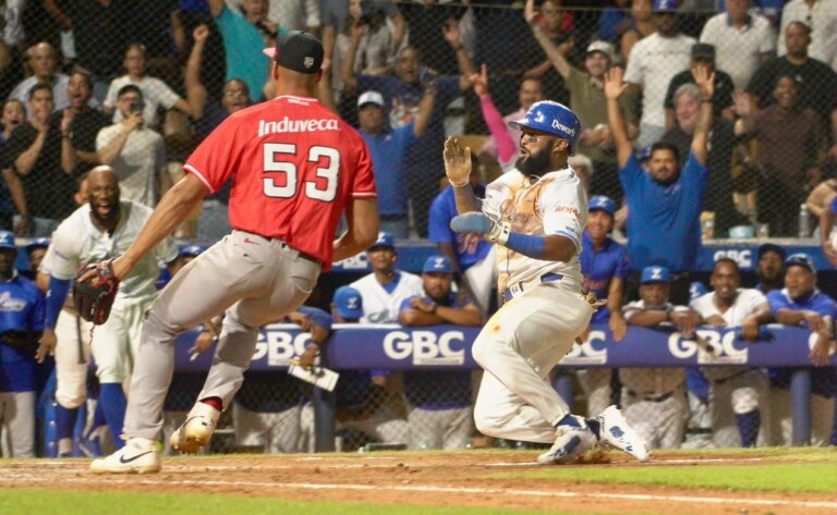 ¡Con las piernas de Bonifacio! Licey deja tendido al Escogido
