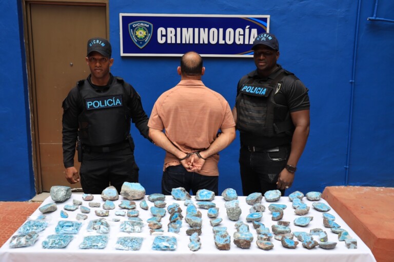 Policía Nacional junto al Ministerio Público recupera mercancía valorada en RD$1.5 millones tras allanamiento por robo y estafa en la Zona Colonial