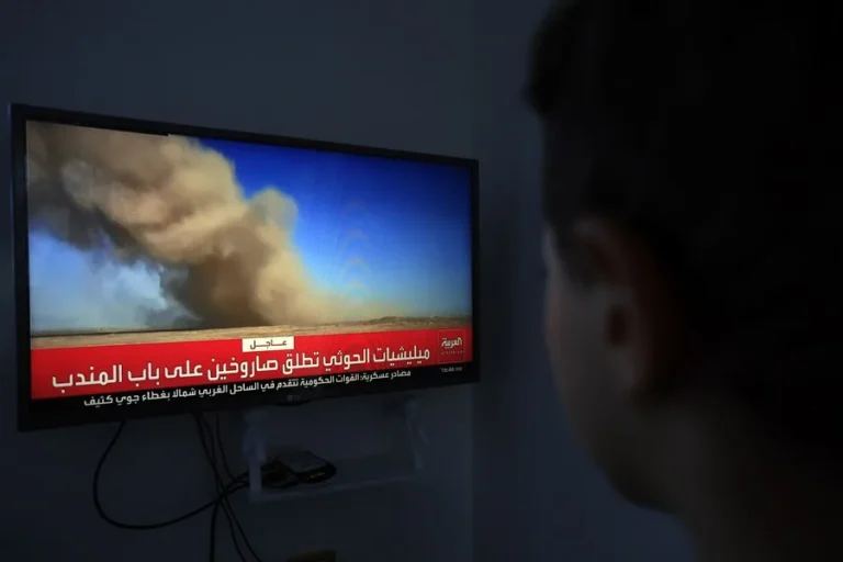 Un muerto y 8 heridos en un ataque a un aeropuerto internacional de Arabia Saudí